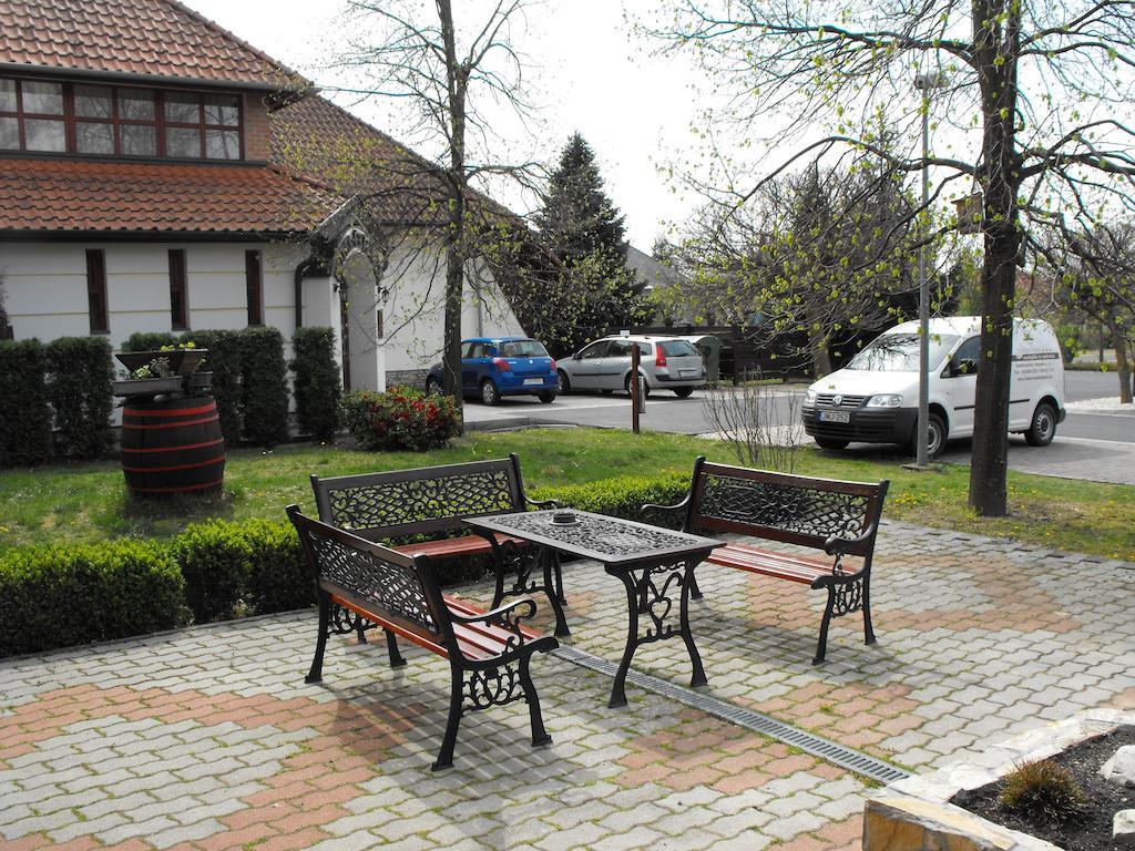 Jozsi Bacsi Szallodaja Szombathely Exterior foto